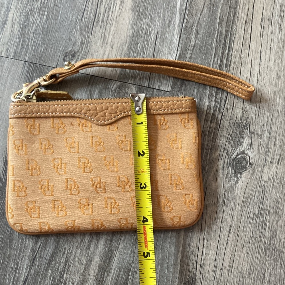 Dooney & Bourke Signature Wristlet. - Picture 3 of 6